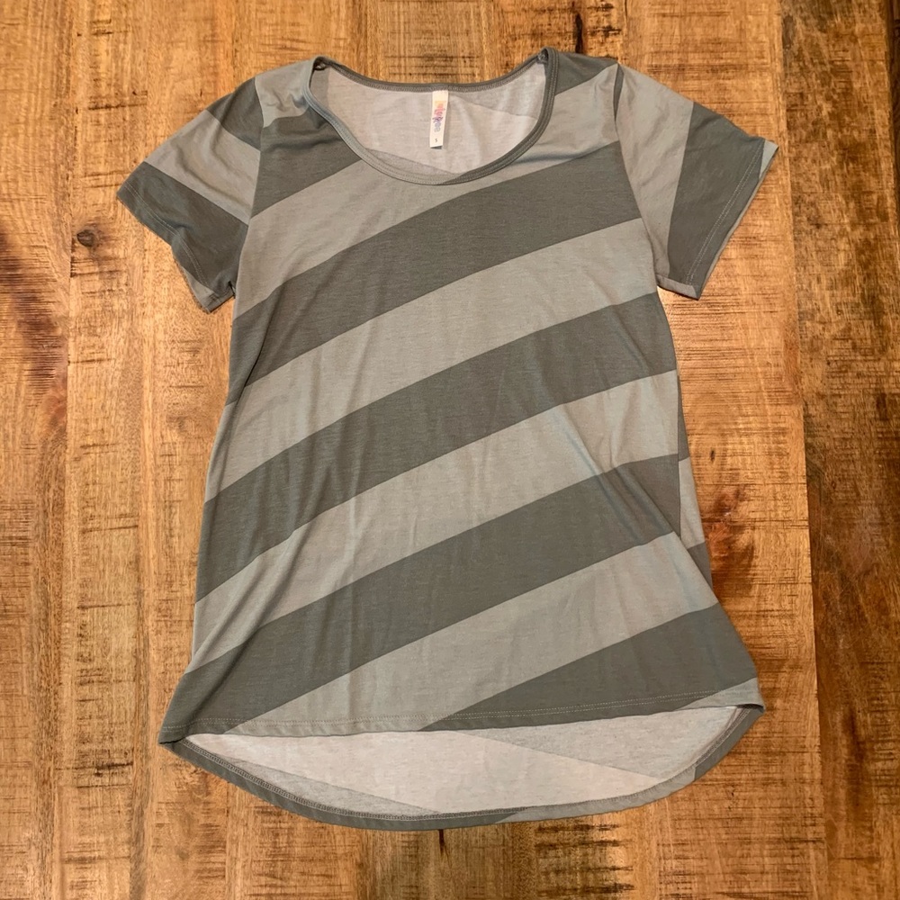 ✂️(3 for $25) LuLaRoe Green Striped TShirt Size Small curved bottom hem